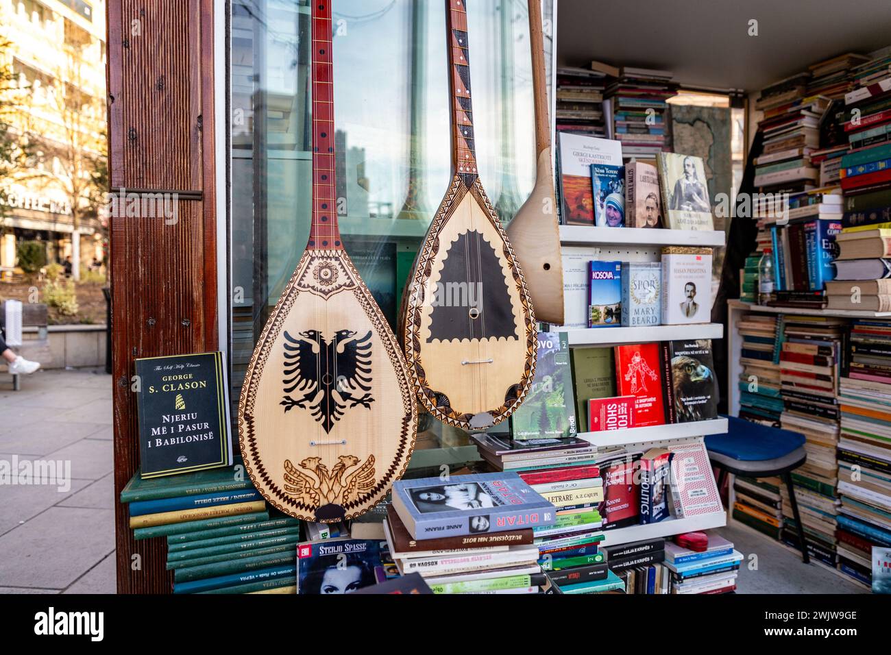 Pristina, Kosovo - 5. Februar 2024: Traditionelles albanisches Cifteli, doppelsaitendes Folklore-Instrument, das in einem Buchladen in Pristina, Kosova, verkauft wird. Stockfoto