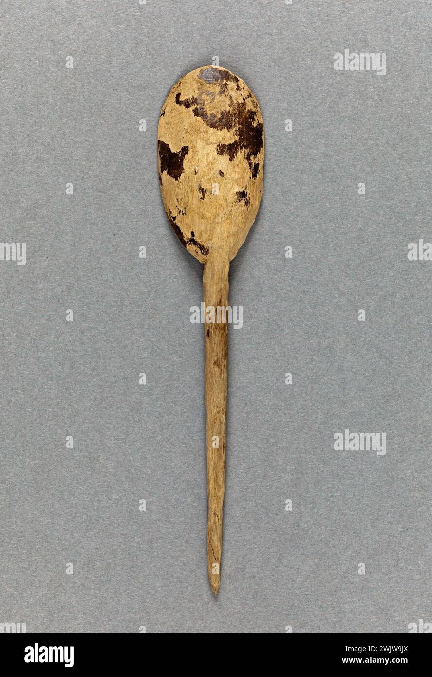 Holzgerichte, die bei Ausgrabungen in der Straße von Lutèce (Insel der Stadt) gefunden wurden. Mittelalterlicher Holzlöffel Nr. 1, mit unvollständigem Griff, Rückseite. Paris, Carnavalet Museum. 71124-15 Löffel, Holzlöffel, Mittelalter, archäologische Ausgrabungen, Zitieinsel, rue lutece, Geschirr Stockfoto