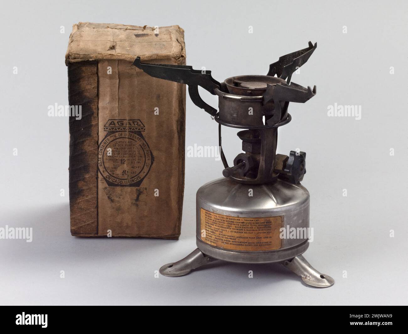 Aladdin Industries Inc., International Paper Company. Amerikanischer Herd (Herd, Kochen, Benzin, M-1942 modifiziert, 1-Flamme). Metall, Pappe, Malerei, 1942-1945. General Leclerc Museum von Hauteclocque und die Befreiung von Paris, Jean Moulin Museum. Aladdin Industries Inc., amerikanische Marke Stockfoto