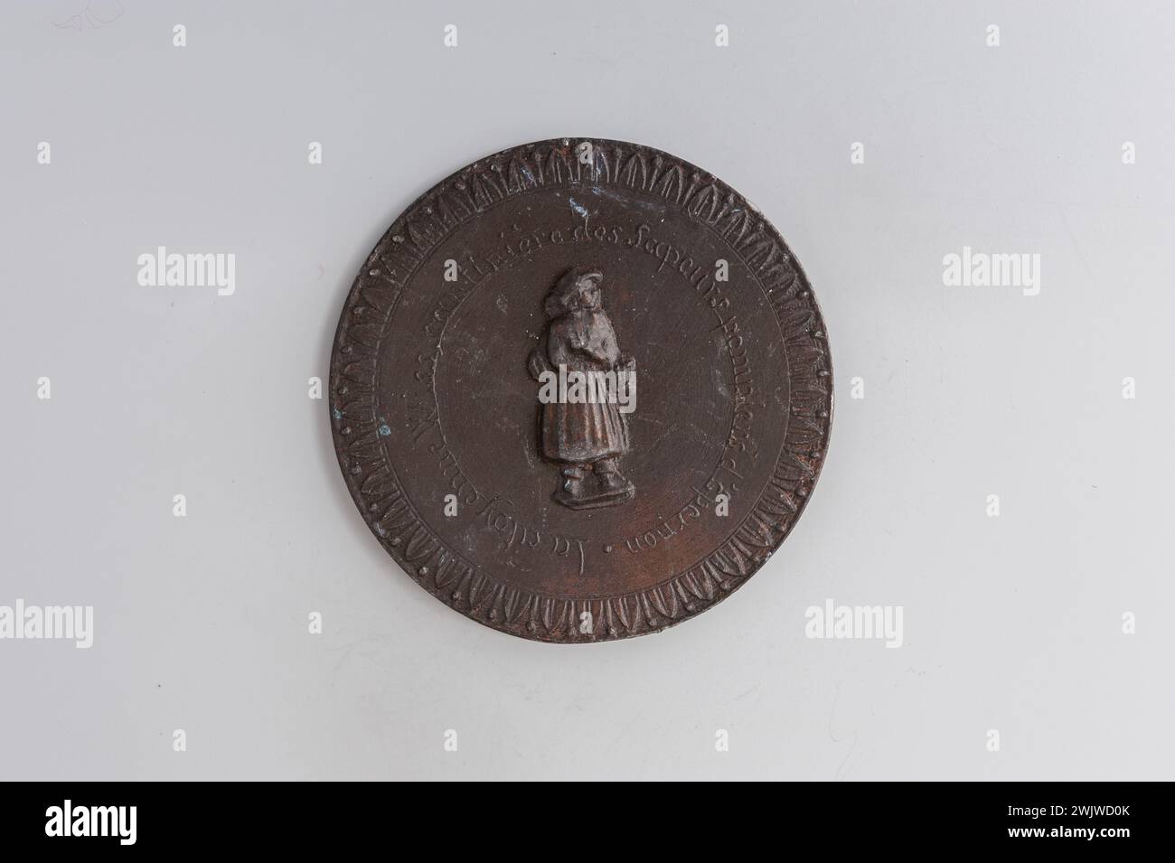 Carnavalet Museum, Medaillensammlung rechts der Kantinière am Fuß rechts; zwei Äxte in einer Halskette unter einer Inschrift auf sechs Zeilen umkehren. Stockfoto