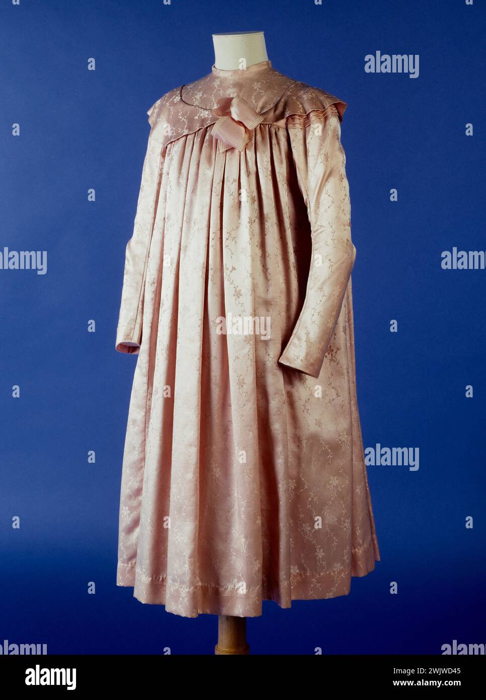 Kleiden Sie sich, um 1898. Galliera, Modemuseum der Stadt Paris. Feminin, Haute Couture, weibliches Modell, Kleid Stockfoto