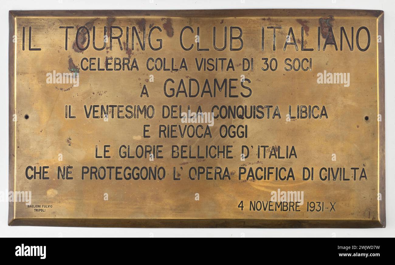 Baglioni Fulvio Tripolis. Platte 'Il Touring Club Italiano Gadames 4. November 1931-X', berichtet vom Chief Sergeant Houques im Februar 1943. Métal, 1931. Musée du Général Leclerc de Hauteclocque und die Befreiung von Paris, Jean-Moulin-Museum. Stockfoto