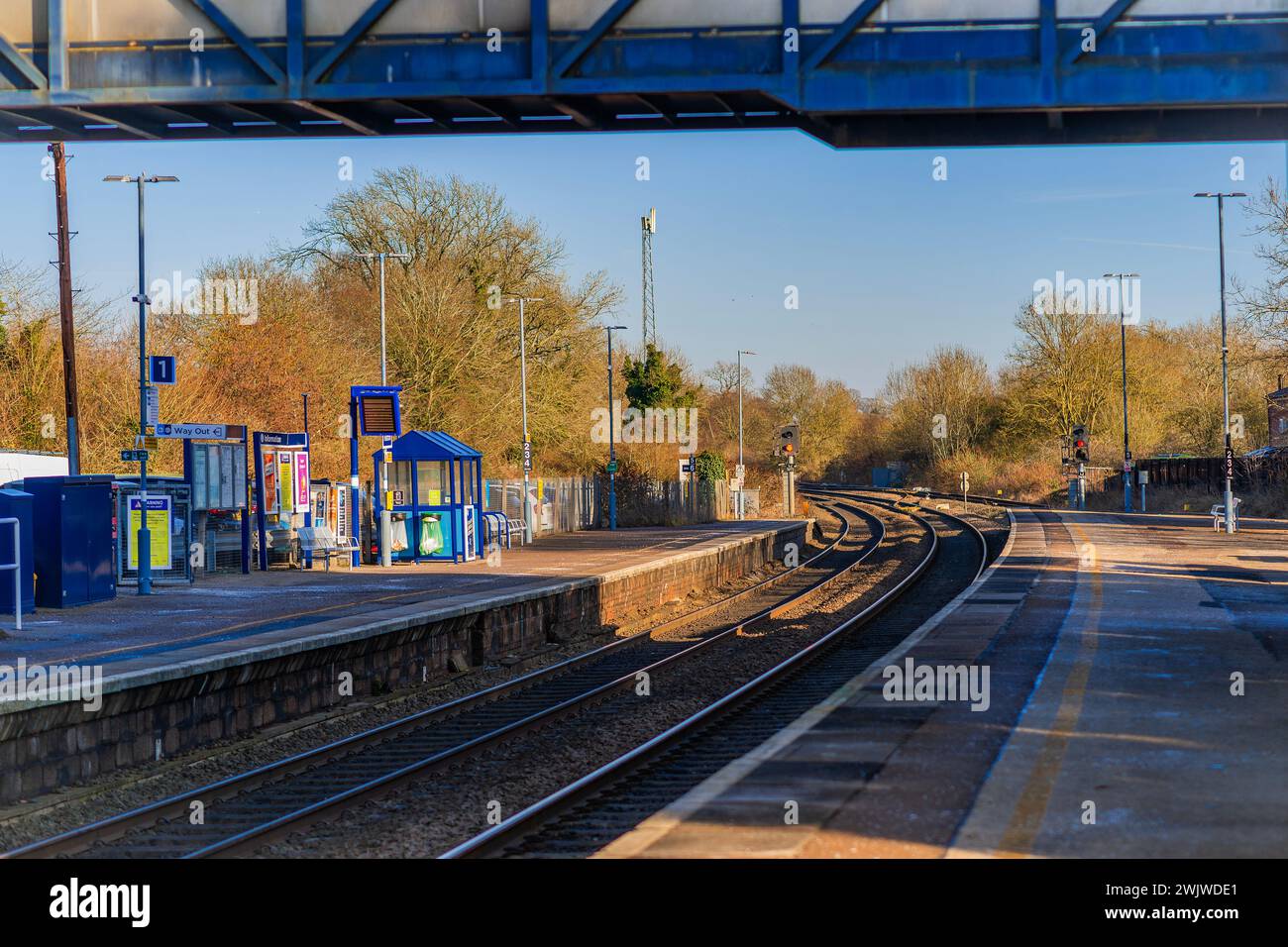 Dieselbetriebener Personennahverkehr-S-Bahnhof. Stockfoto