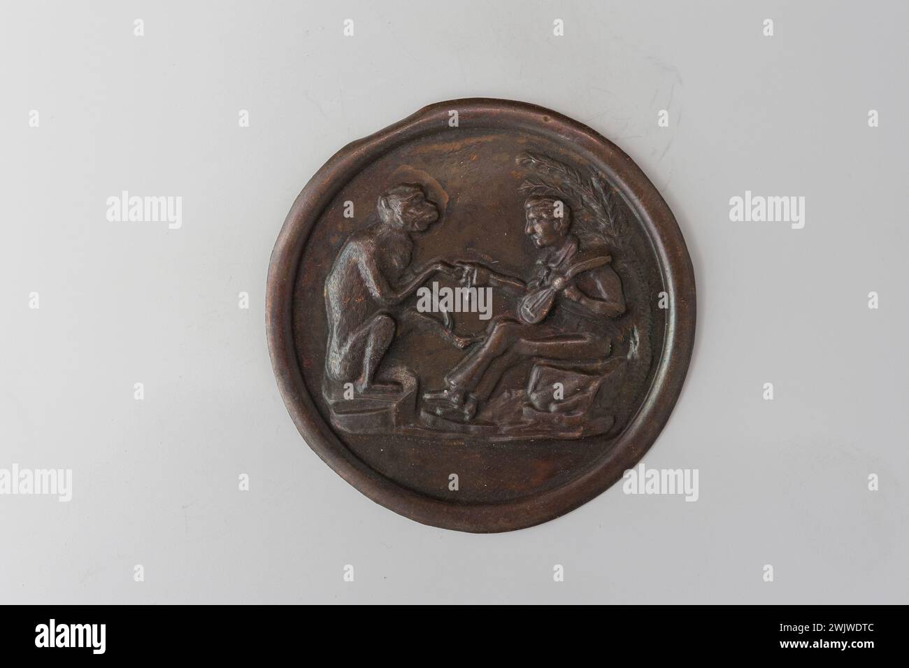 Carnavalet Museum, Medaillensammlung rechts zwei Figuren sitzen auf Steinen in einer exotischen Umgebung; rechts ein Mann mit einer Mandoline in der linken Hand; er schüttelt die Hand eines Affen, der links sitzt. Stockfoto