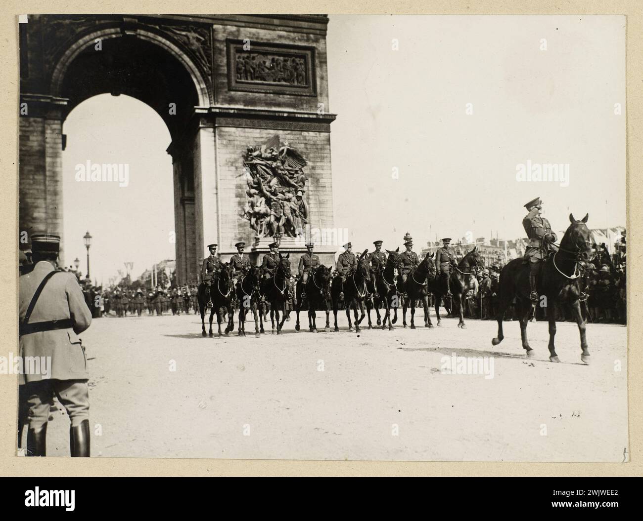 Krieg 1914-1918. Parade vom 14. Juli 1919, britische Kavallerie, Avenue des Champs-Elysées, Place de l'Etoile. Paris (VIIIE Arr.). Paris. Fotografie von Charles Lansiaux (1855-1939). Paris, Musée Carnavalet. 14. Juli 73029-21, Triomphe Arc, britische Armee, Avenue Champs-Elysees, Kavallerie, britische Kavallerie, Pferd, Unreinheit, Nationalfeier, Ende des Ersten Weltkriegs, Krieg 1914-1918 14-18, Place Etoile, erster Weltkrieg, englischer Soldat, VIIIEM VIIIE VIII 8. 8. 8. Arrondissement Stockfoto
