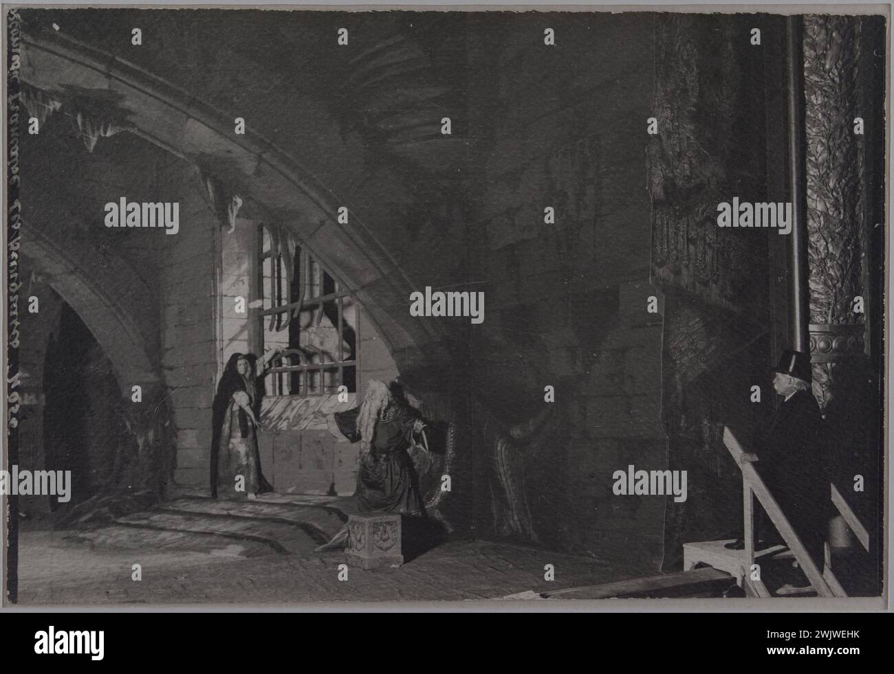 Die Burgrafen, historisches Drama von Victor Hugo. Mounet-Sully (1841–1916) und Mme Segond-Weber (1867–1945) in den Rollen von Job und Guanhumara (Paul Meurice, der Direktor auf der Treppe). Teil 3, Szene 2. Comédie-Francaise, Paris. 1902. Paris, Haus von Victor Hugo. 79198-6 französischer Schauspieler, französische Schauspielerin, Comedie-Francaise, Comedien Francais, Comedienne francaise, regisseur auf Französisch, Darstellung, Szene des Theaters, Theater Stockfoto