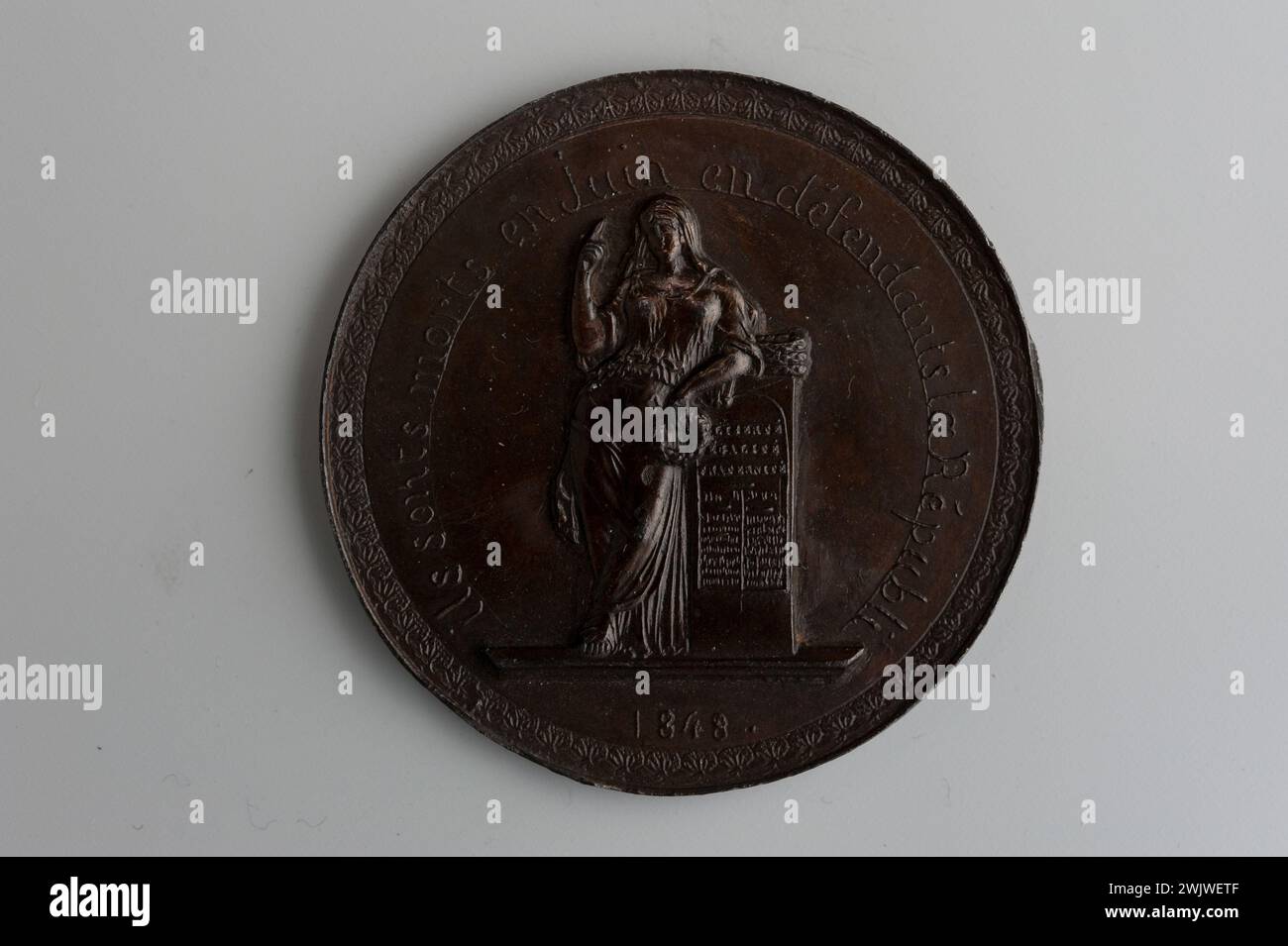 Carnavalet Museum, Medaillensammlung Rechte Registrierung auf fünf Zeilen, in einem Fries, unter drei Tropfen; umgekehrt eine verhüllte und verhüllte Frau, der rechte Index aufgerichtet und eine Lorkrone in der linken Hand, stützt sich auf eine gravierte Säule der Verfassung. Stockfoto