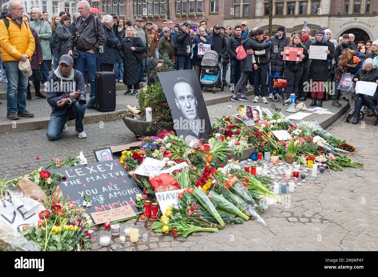 Amsterdam die Niederlande 17. Februar 2024 auf dem Damm in Amsterdam versammeln sich nach dem Tod des russischen Oppositionsführers Alexej Nawalny Mitglieder der russischen Diaspora und Sympathisanten. Der ausgesprochene Kritiker von Präsident Wladimir Putin starb gestern in einer arktischen Strafkolonie. russland, CCCµCºÑCµC¹ CCC²CCÑaC½ÑC¹, Gefängnis, Gefangener, Politik, Protest, wecken, Stockfoto