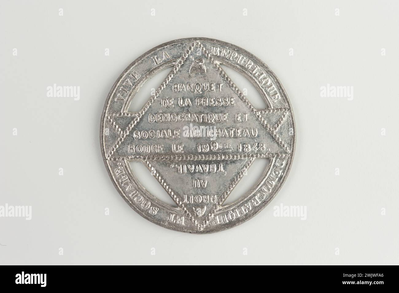 Museum Carnavalet, Medaillensammlung rechte Medaille bestehend aus zwei dreieckigen Formen, die alle in einem Kreis angeordnet sind; im ersten Dreieck Phrygischer Hut über einer Inschrift auf fünf Linien; im zweiten Dreieck Phrygischer Bonnet über einer Inschrift auf drei Zeilen; im ersten Dreieck ist der Phrygische Hut über einer Inschrift auf sechs Zeilen, im zweiten Dreieck Phrygischer Hut über einer Inschrift auf drei Zeilen. Stockfoto