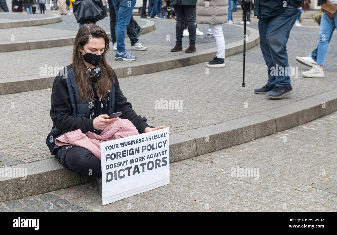 Amsterdam die Niederlande 17. Februar 2024 auf dem Damm in Amsterdam versammeln sich nach dem Tod des russischen Oppositionsführers Alexej Nawalny Mitglieder der russischen Diaspora und Sympathisanten. Der ausgesprochene Kritiker von Präsident Wladimir Putin starb gestern in einer arktischen Strafkolonie. Ihre Außenpolitik „Business as usual“ funktioniert nicht gegen Diktatoren russland, CCCµCºÑCµC¹ CCC²CCÑaC½ÑC¹, Gefängnis, Gefangene, politische, Protest, wecken, Stockfoto