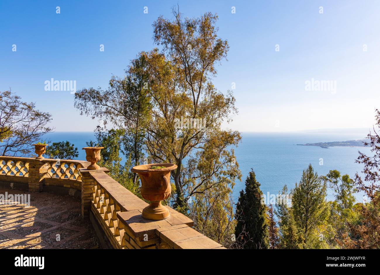 Taormina, Sizilien, Italien - 15. Februar 2023: Panoramablick auf die Küste von Taormina auf das Ionische Meer vom Park Villa Comunale Florence Trevelyan Stockfoto