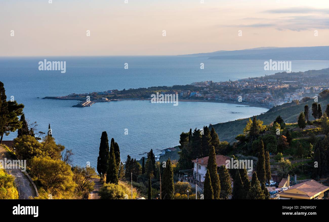 Taormina, Sizilien, Italien - 15. Februar 2023: Panoramablick auf die Küste von Taormina am Ionischen Meer mit den Städten Giardini Naxos und Villagonia Stockfoto