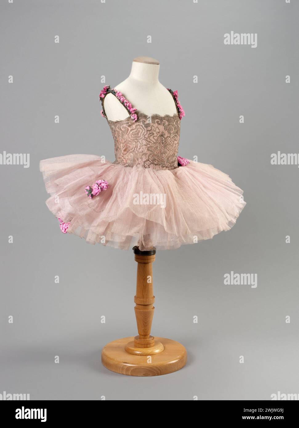 Tutu von Kind '. Rosafarbener Tarlatan, goldene Spitze; goldene Lamé-Riemen; Blumenapplikationen in Baumwollleinen (?) Um 1926. Galliera, Modemuseum der Stadt Paris. 71776-27 Farbe Rosa, Kind, Mädchen, Mädchen, Blume, kindlicher Modus, dekoratives Motiv, klein, rosa, Tüll, tutu, Tanzkleidung Stockfoto