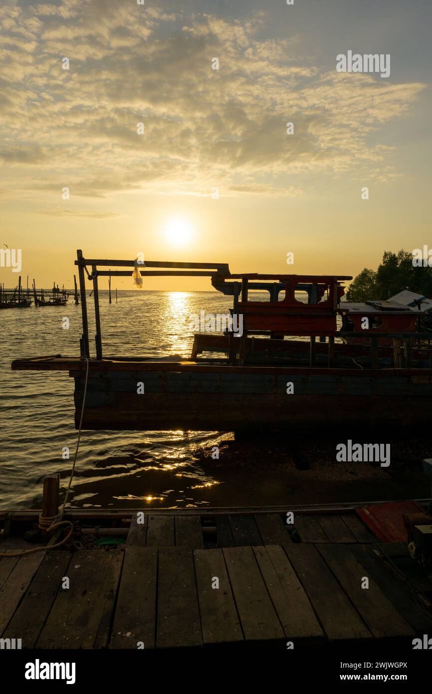 Ruhige Dämmerung: Ruhe bei Sonnenuntergang im Fischerdorf Kuala Sala, Yan, Kedah Stockfoto
