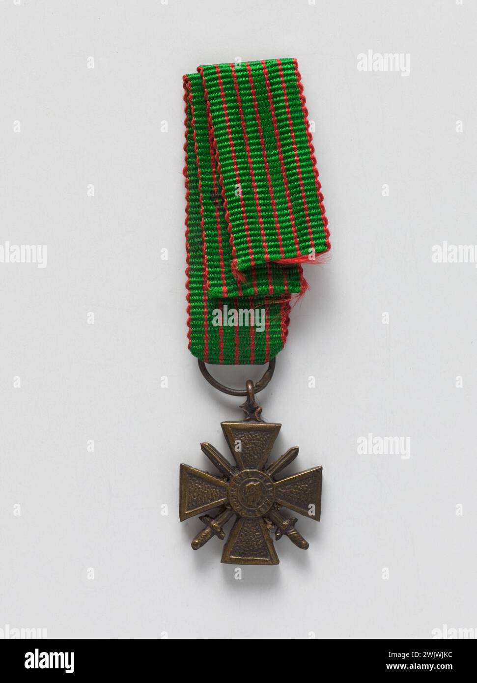 Dekoration. Verkleinerung des Kriegskreuzes 1914-1918. Florentinische Bronze, Stoffband, 1920. General Leclerc Museum von Hauteclocque und die Befreiung von Paris, Jean Moulin Museum. 78983-16 Französische Armee, Kriegskreuz 1914-1918, Militärschmuck, großer Krieg, Krieg 14-18, Krieg 1914-1918, Erster Weltkrieg, Militärische Belohnung Stockfoto