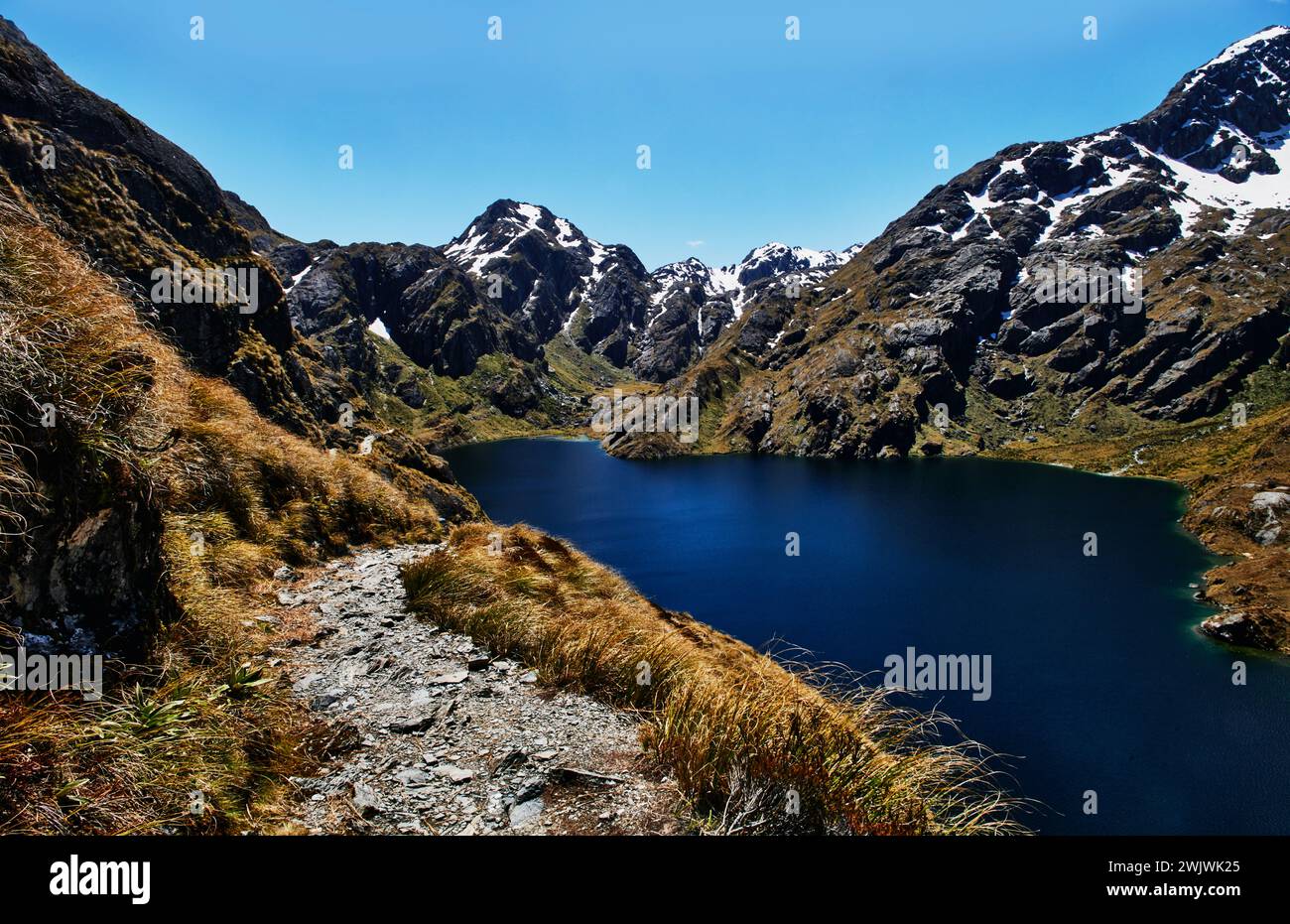 See und Berge entlang des Routeburn Track im Fjordland National Park, South Island, Neuseeland Stockfoto