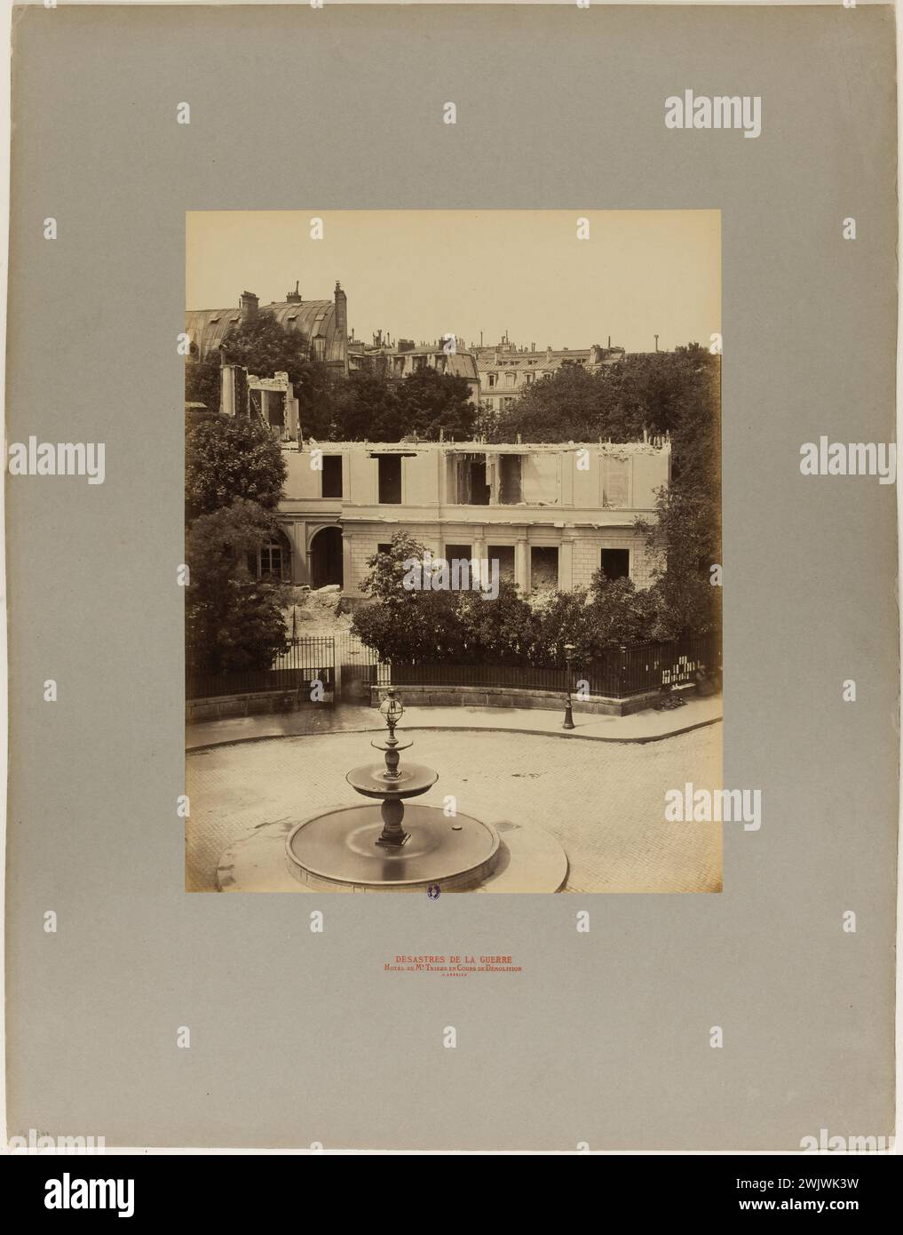 Thiers Hotel während des Abbruchs. Paris (16. Arr.). Foto von J. Andrieu, 1871. Paris, Moée Carnavalet. Ruinen der Gemeinde Paris, 1871. Das Hotel Adolphe Thiers wird abgerissen, 27 Place Saint-Georges, 9. Arrondissement, Paris. Historische Szene. Außen. Zerstörung, Ruinen. Brunnen, Tor, Gitter, Nachhall, Baumhecke, Poster, Hüte, Charaktere (Geister). Fassade, Steinblöcke, Gravur, Schublade, Schubkarre. Dächer und Gebäude von Gebäuden. Dosne-Thiers Hotel. Nouvelle Athen Bezirk. Bauarbeiten, Abbruch, French COMMON, HOTEL DE THIERS, LA Municipality, XVI 16. 1 Stockfoto