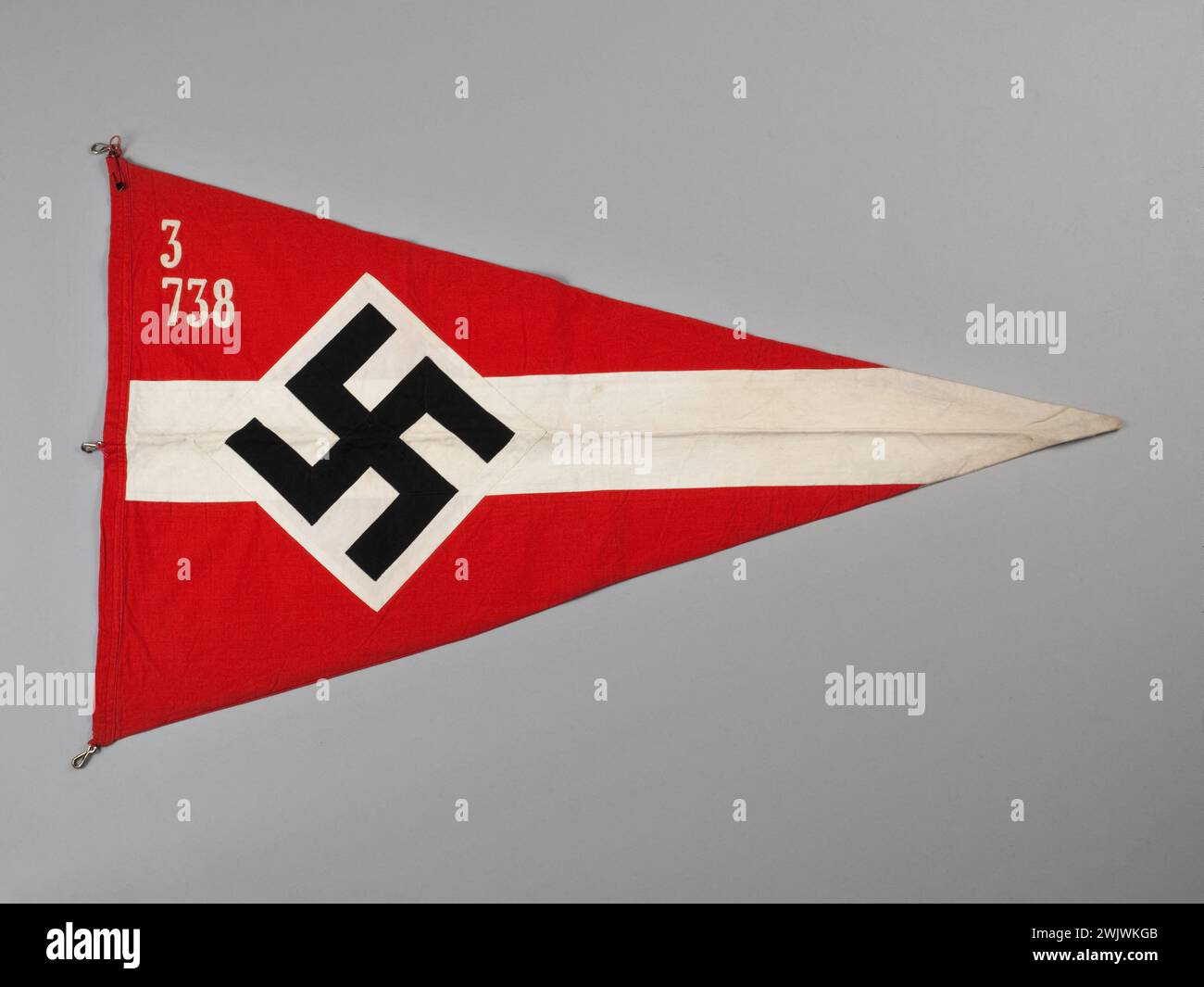 Krieg 1939-1945. HJ dreieckiger Wimpel (Hitlerjogend) '3-738. General Leclerc Museum von Hauteclocque und die Befreiung von Paris, Jean Moulin Museum. 75313-26 deutsche Armee, Croix Rangee, Panion, Krieg 1939-1945, Krieg 39-45, III. 3. Reich drei Reich, Hitlerjugend, Objekt, Nazi-Partei, zweiter Weltkrieg, Nazi-Symbol, Nazi Stockfoto