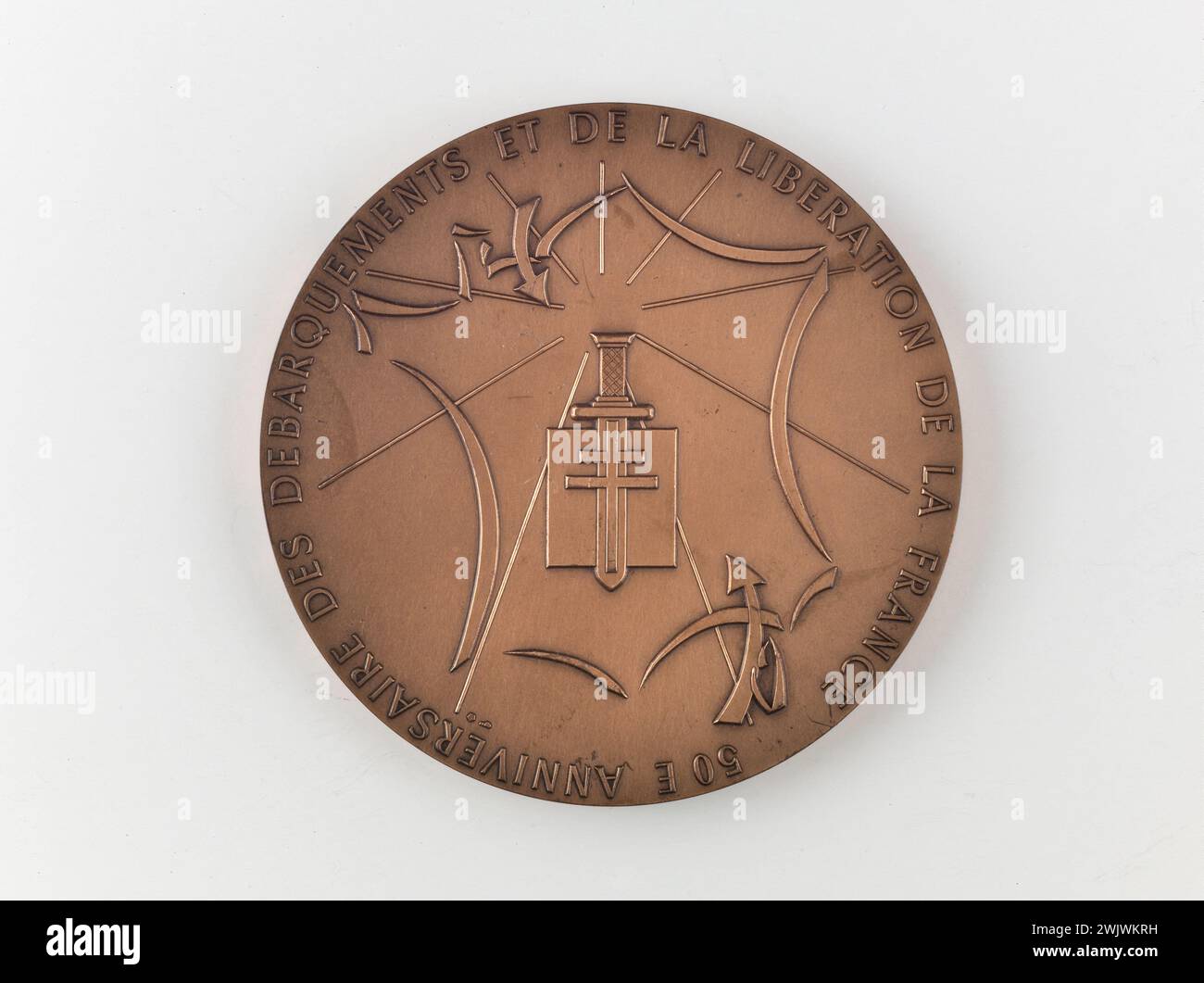 Das Geld von Paris. Verleihung der Medaille zum 50. Jahrestag der Landung und der Befreiung Frankreichs, verliehen von Francois Léotard. Bronze, 1994. General Leclerc Museum von Hauteclocque und die Befreiung von Paris, Jean Moulin Museum. Stockfoto