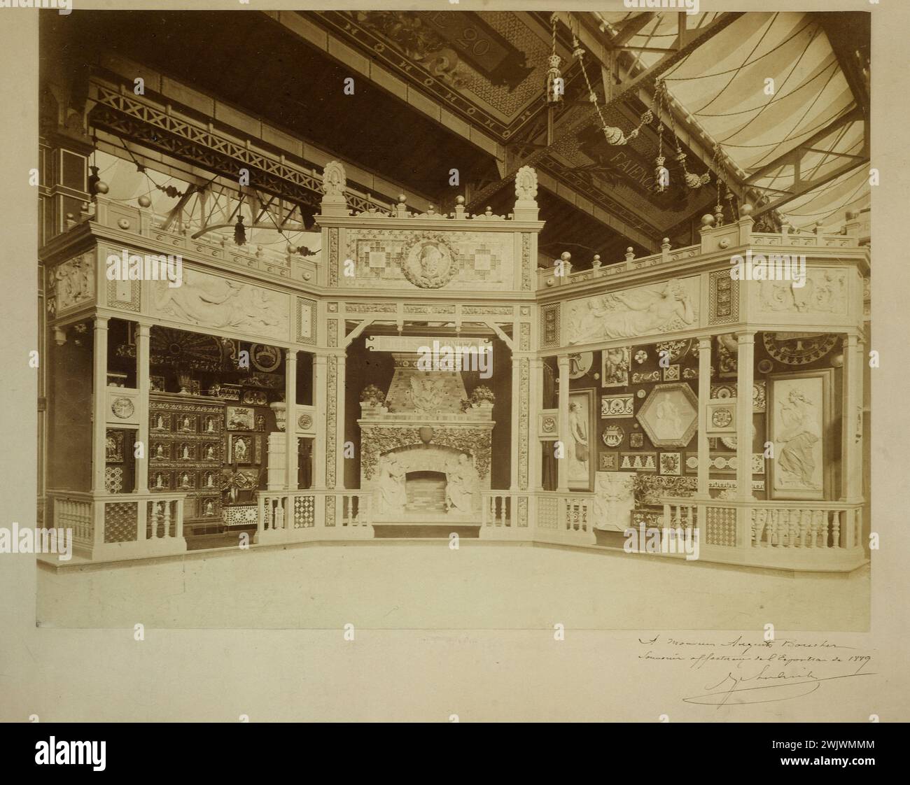 Universalausstellung von 1889: Faienzsektion, Stand Jules Loebnitz, 1889 '. Fotografie von Louis-Emile Durandelle (1839-1917). Paris, Carnavalet Museum. Universalausstellung 1889, Faience-Sektion, jules Loebnitz-Stand, Innenansicht Stockfoto