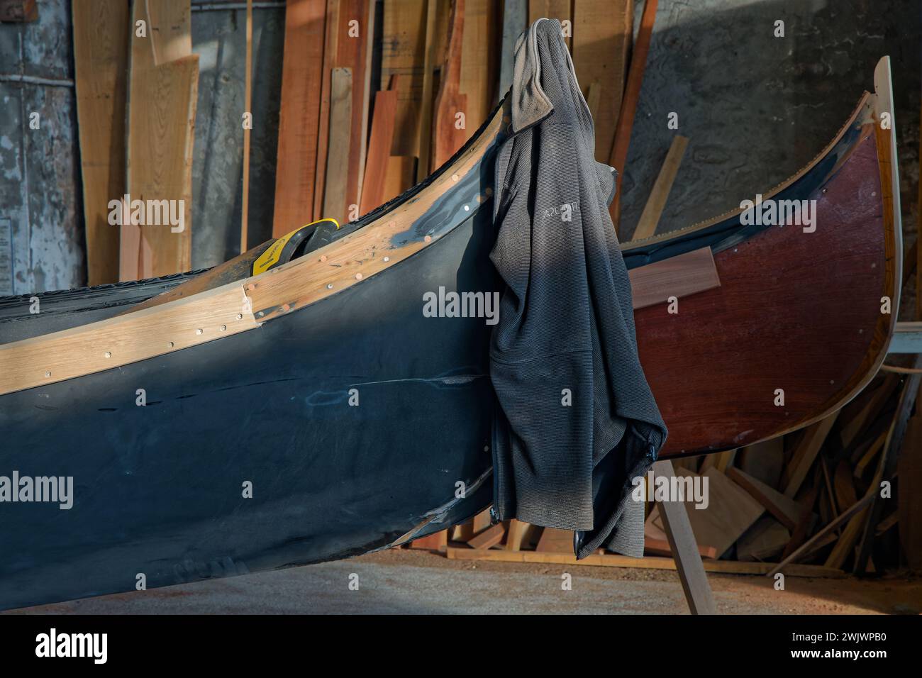 VENEDIG, ITALIEN, 2. Februar 2024 : in der Bau- und Reparaturwerkstatt von venitianischen Gondeln. Stockfoto