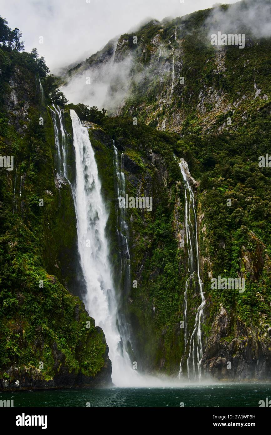 Wasserfälle im Milford Sound / Piopiotahi, Südinsel, Neuseeland Stockfoto