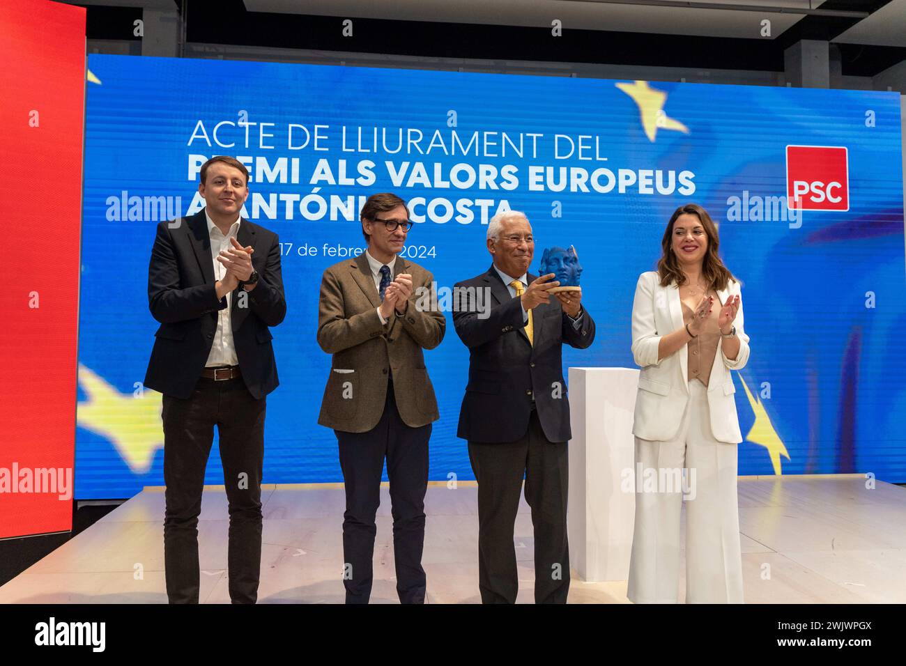 17. Februar 2024 Barcelona, SpainPolitics Barcelona-P.M. Costa erhält Europäischen Preis die Partit Socialista de Catalunya (PSC) vergibt den Europäischen Wertepreis an Antonio Costa, den amtierenden Premierminister Portugals. Costa, die für den 10. März in Portugal vorzeitige Wahlen ankündigte, wurde von einem Bericht der portugiesischen Staatsanwaltschaft über eine Lithiummine und einen Korruptionsskandal berührt. Während der Veranstaltung überreichte ihm der Generalsekretär des PSK, Salvador Illa, den Preis. El Partit Socialista de Catalunya (PSK) entrega el Premio a los Valores Europeos a Antonio Co Stockfoto