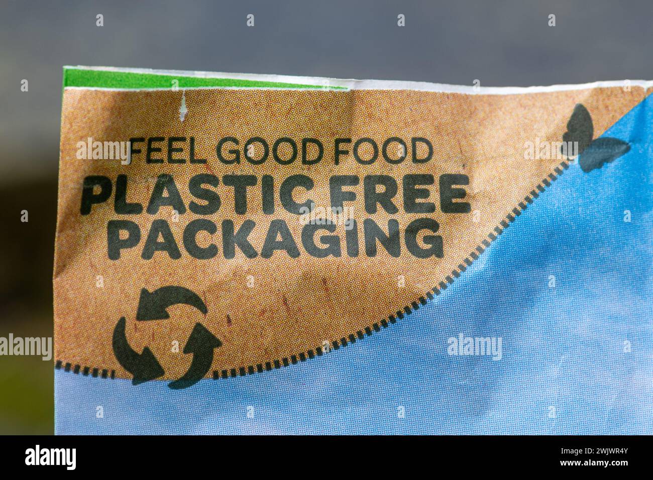 Vogelfutter in kunststofffreier Verpackung, UK. Konzept: Weniger Austausch von Kunststoffverpackungen Stockfoto