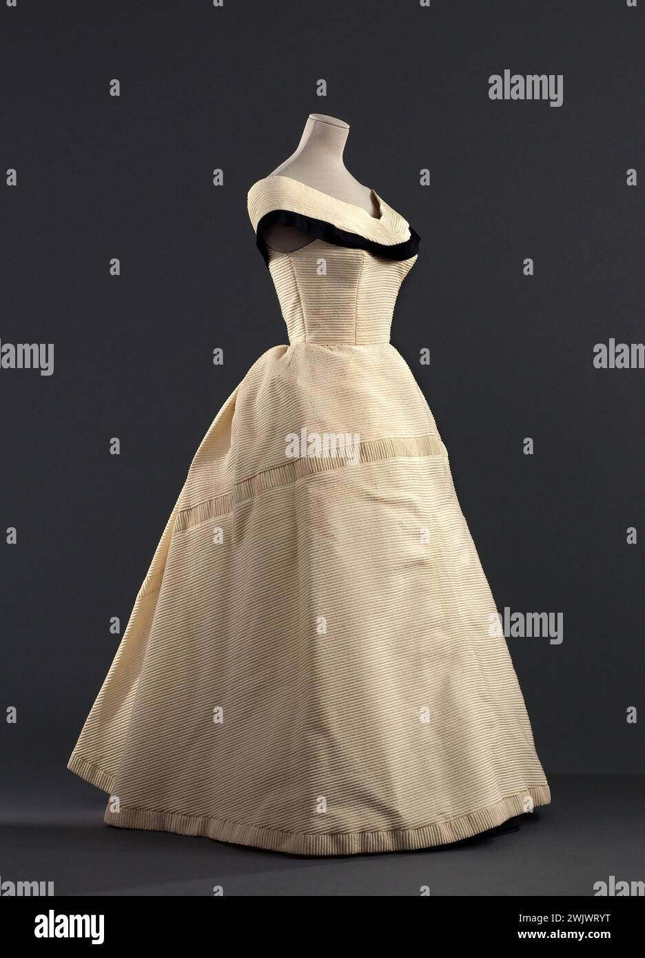 Jeanne Lanvin (1867-1946) und Castillo (Antonio Canovas del Castillo del Rey, dit) (1908-1984); Marke: Jeanne Lanvin - Castillo. Abendkleid. Übersicht über Dreiviertel vor dem Otopan gerippten Organ, gefolgt von Rhodia, Rhovyl und Wolle des Hauses Lamarre Elfenbein, Seidensatin (?) Schwarz. Frühjahr-Esté 1954. Galliera, Modemuseum der Stadt Paris. Facron, Haute Couture, Elfenbein, Wolle, Lanvin-Castillo, Lamarre House, Femininer Modus, Schwarz, Osmanisches Knabbern, Spring-Ete 1954, Rhodia, Rhovyl, Abendkleid, Satin, Seide, Suiten mit Orgeln, Blick auf Trois-Quarts Stockfoto