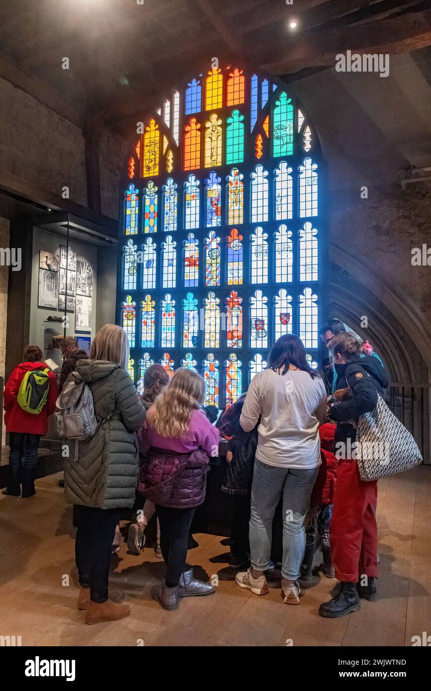 Besucher genießen eine interaktive Ausstellung in Winchester Cathedral Kings and Scribes: The Birth of a Nation in Hampshire, England, Großbritannien Stockfoto