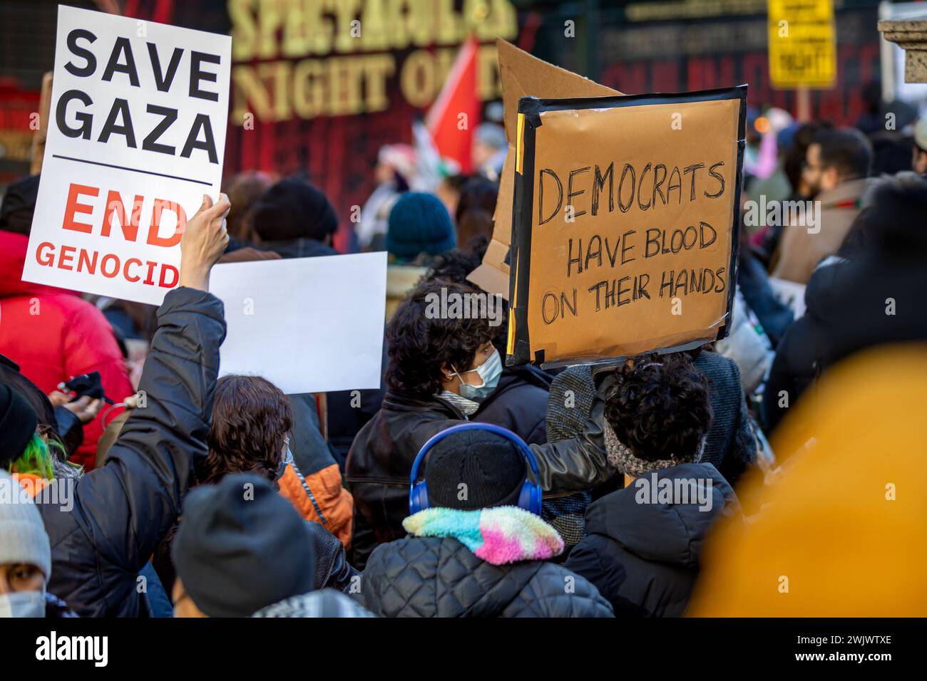 Februar 2024, New York City, New York, Vereinigte Staaten: Studenten aus New York City schlossen sich propalästinensischen Demonstranten bei einem stadtweiten Schulbesuch an, der zu einem dauerhaften Waffenstillstand bei einer Kundgebung vor der Hauptfiliale der New York City Public Library am 16. Februar 2024 in New York City aufrief. Das Gesundheitsministerium im Gazastreifen sagte, dass die Zahl der Todesopfer seit Beginn des israelisch-Hamas-Konflikts am 7. Oktober 2023 über 30.000 Menschen liegt, davon etwa zwei Drittel Frauen und Kinder. (Kreditbild: © Michael Nigro/Pacific Press via ZUMA Press Wire) NUR REDAKTIONELLE VERWENDUNG! Nicht für kommerzielle Zwecke Stockfoto