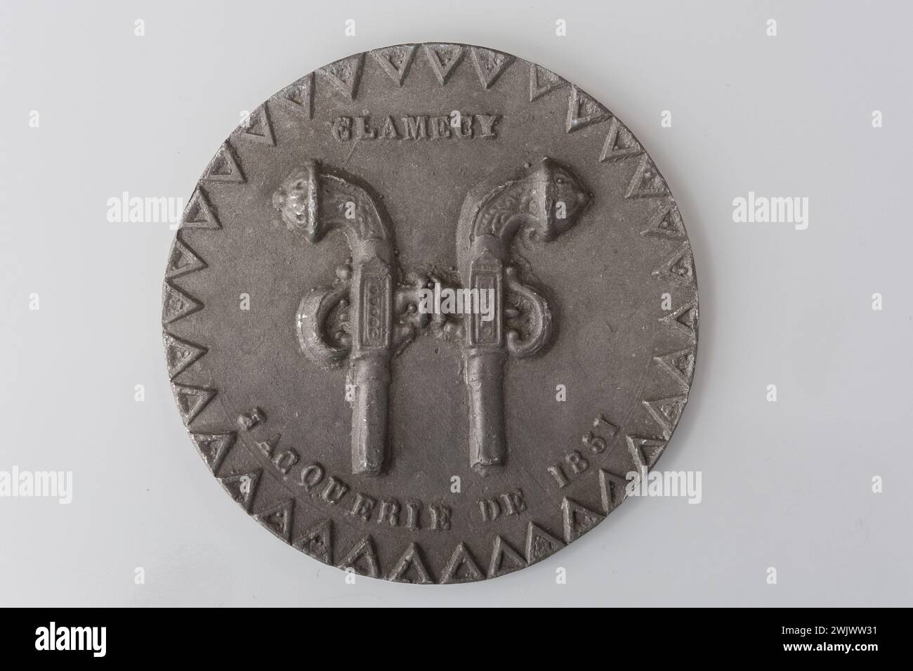 Carnavalet Museum, Medaillensammlung rechts zwei Pistolen zurückgelegt; oben Inschrift auf einer Linie; umgekehrte Inschrift auf acht Zeilen über einem liegenden Schwert. Stockfoto