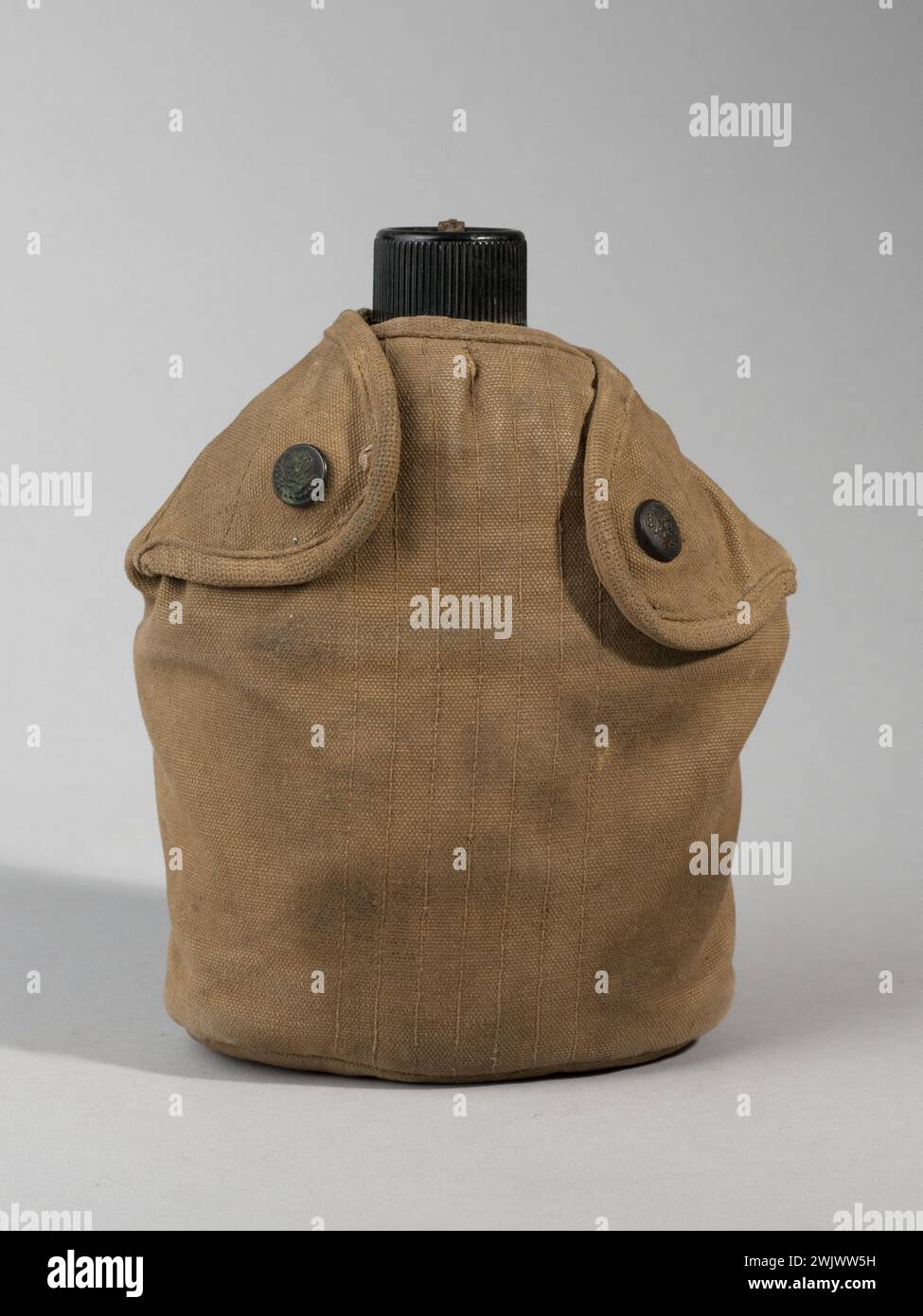 US M-42 CAN mit USMC-Abdeckung. Leinwand und Filz Nähmaschine, schwarz lackiertes Messing, Eisen, Aluminium, Edelstahl, Kunststoff. 1910-1943. General Leclerc Museum von Hauteclocque und die Befreiung von Paris, Jean Moulin Museum. 78980-17 amerikanische Armee, US M-42 Dose, militärische Ausrüstung, Filz, Kürbis, Krieg 1939-1945, Krieg 39-45, zweiter Weltkrieg, Leinwand Stockfoto