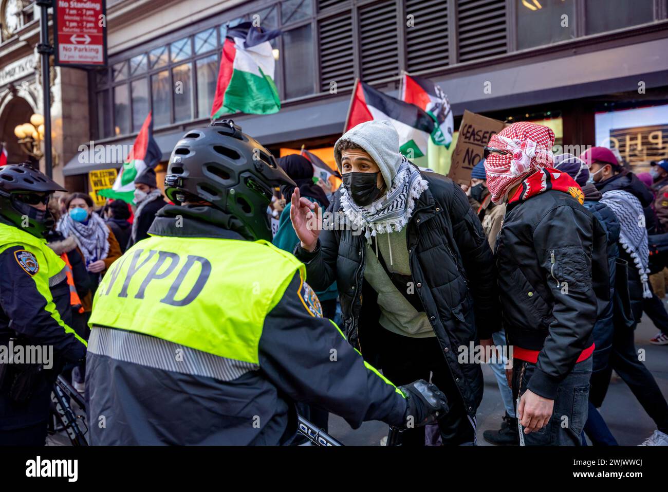 16. Februar 2024, New York City, New York, Vereinigte Staaten: Zwei palästinensische Demonstranten rufen die Polizei während eines stadtweiten Schulbesuchs an, bei einer Kundgebung vor der Hauptfiliale der New York City Public Library am 16. Februar 2024 in New York City zu einem dauerhaften Waffenstillstand aufzurufen. Das Gesundheitsministerium im Gazastreifen sagte, dass die Zahl der Todesopfer seit Beginn des israelisch-Hamas-Konflikts am 7. Oktober 2023 über 30.000 Menschen liegt, davon etwa zwei Drittel Frauen und Kinder. (Kreditbild: © Michael Nigro/Pacific Press via ZUMA Press Wire) NUR REDAKTIONELLE VERWENDUNG! Nicht für kommerzielle ZWECKE! Stockfoto