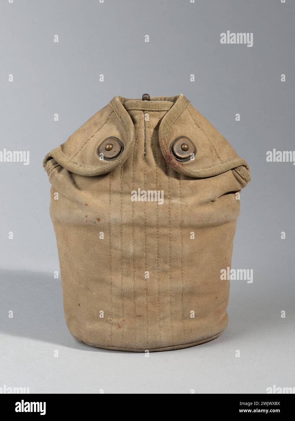 US M-42 CAN (Emailkantine). Leinwand und Filz Nähmaschine, schwarz lackiertes Messing, Eisen, Aluminium, emaillierter Stahl, Kunststoff, Tinte. 1942-1945. General Leclerc Museum von Hauteclocque und die Befreiung von Paris, Jean Moulin Museum. 78980-18 amerikanische Armee, Dose, US-42 Dose, militärische Ausrüstung, Filz, Krieg 1939-1945, Krieg 39-45, zweiter Weltkrieg, Leinwand Stockfoto