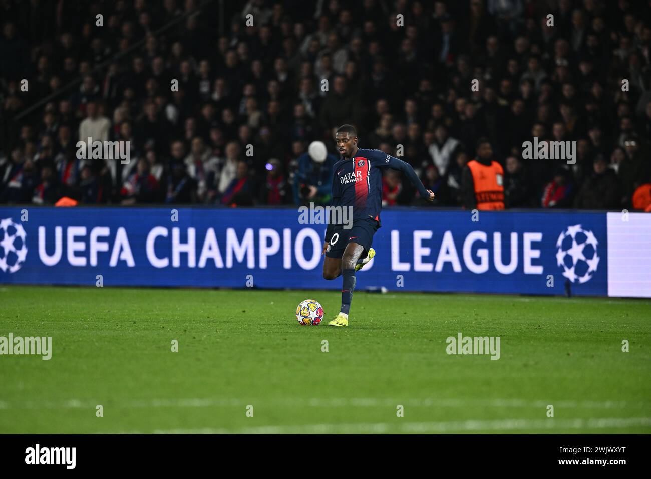 PARIS, FRANKREICH - 14. FEBRUAR: Ousmane Dembele in voller Länge im Heimtrikot der PSG während des Achtelfinale der UEFA Champions League 2023/24 Stockfoto