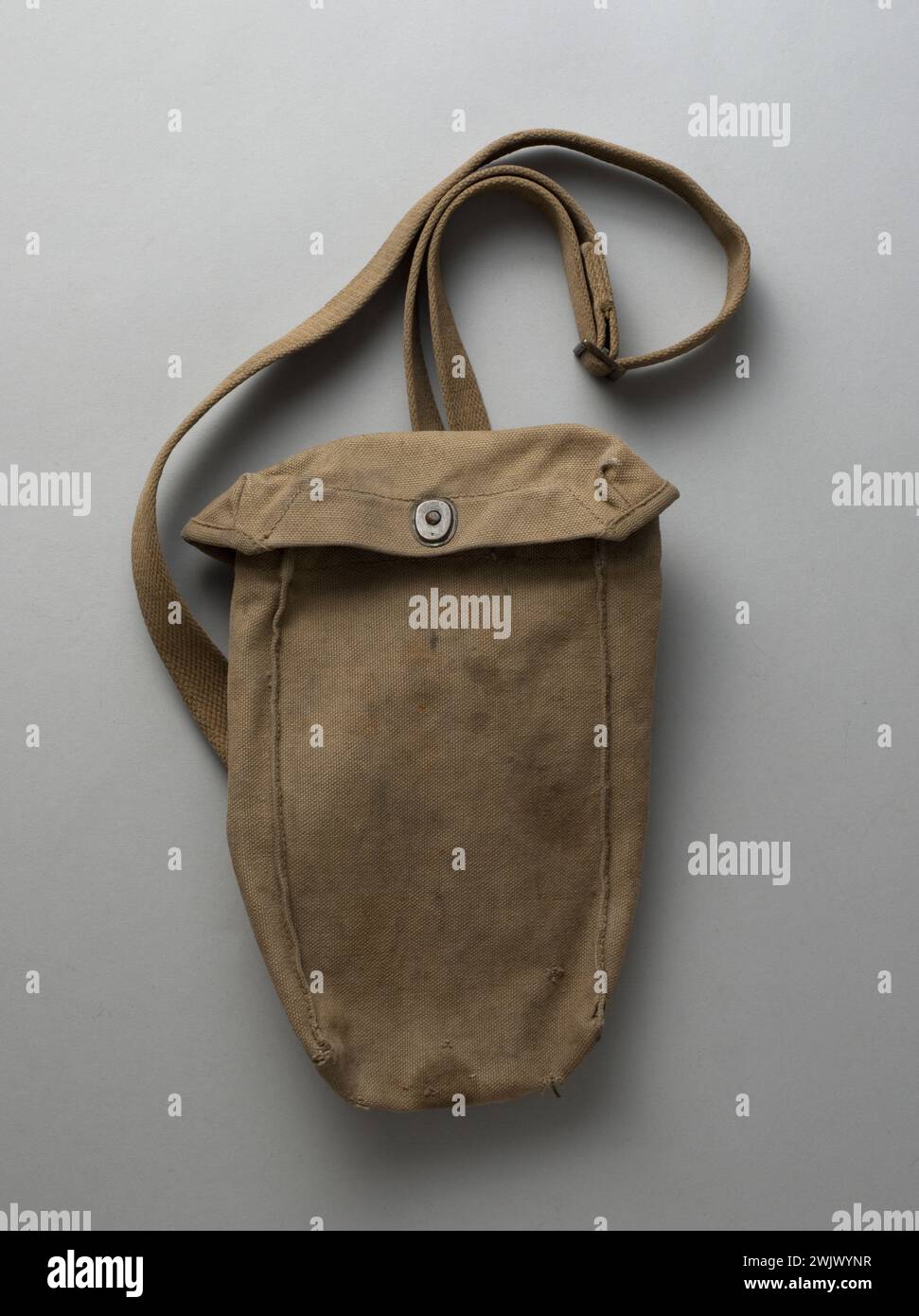 Krieg 1939-1945. Transporttasche für Rechte des US-Premierministers. General Leclerc Museum von Hauteclocque und die Befreiung von Paris, Jean Moulin Museum. 75311-24 amerikanische Armee, Bewaffnung, militärische Ausrüstung, Krieg 1939-1945, Krieg 39-45, Gegenstand, Tasche, Leinentasche, zweiter Weltkrieg Stockfoto