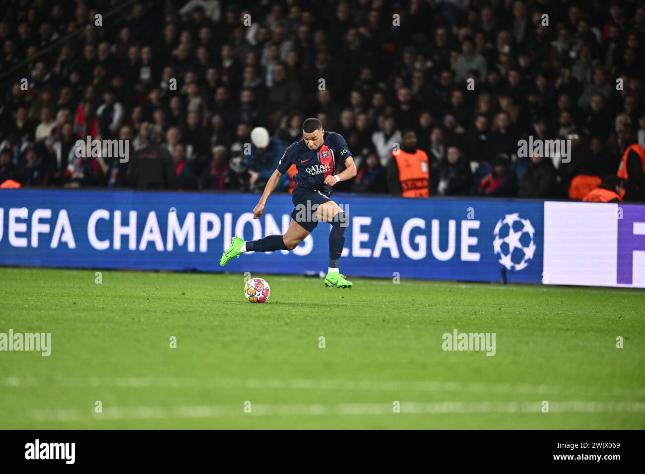 PARIS, FRANKREICH - 14. FEBRUAR: Kylian Mbappe in voller Länge im Heimtrikot von PSG während des Achtelfinale der UEFA Champions League 2023/24 im ersten Legspiel BE Stockfoto