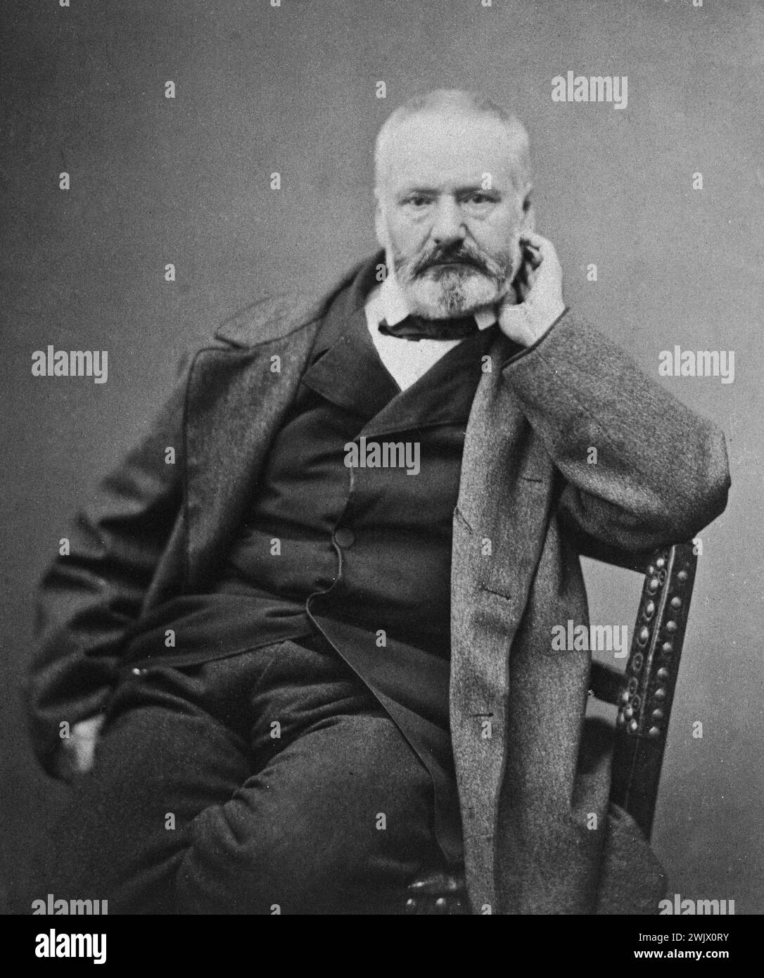 Victor Hugo in Brüssel "(gewidmet: Ich gehorche Ihnen, ja, Mademoiselle)". Foto von Pierre Petit (1832-1909), 1861. Paris, Maison de Victor Hugo. 33527-12 sitzend, französischer Schriftsteller Stockfoto