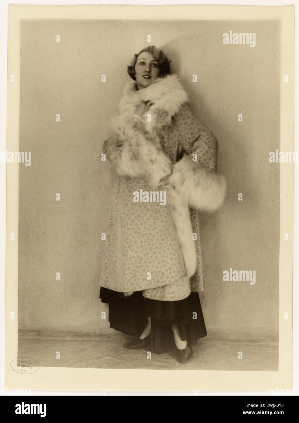 Marguerite Valmont. Behinderung durch Jeanne Lanvin, um 1920-1925. Foto: Studio G. L. Manuel Frères (1913-1939 - 47, rue Dumont d'Urville, Paris). Gelatino-argentische Zeichnung, 1920-1925. Galliera, Modemuseum der Stadt Paris. Schauspielerin, französische Schauspielerin, Crazy Years, Year vongt 1920 20, comedienne, comedienne francaise, Femme, weiblicher Modus, Kleidung, 20. XX. 20. 20. 20. 20. 20. 20. 20. 20. Mitte Stockfoto