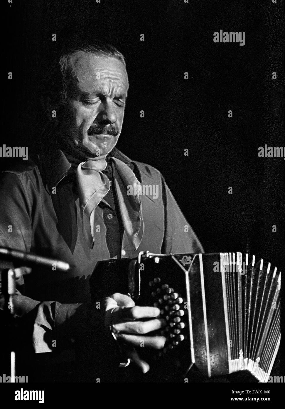 Der argentinische Bandoneonist und Tangokomponist Astor Piazzolla während eines Auftritts in Buenos Aires um die 1970er Jahre Stockfoto