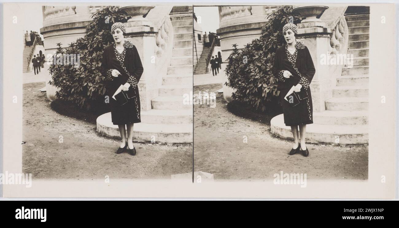 Ich sage, EM. „Ensemble bestickt mit blumigem Stoff“. Gelatino-argentische Zeichnung entwickelt. 1928. Galliera, Modemuseum der Stadt Paris. 202247-13 Stockfoto