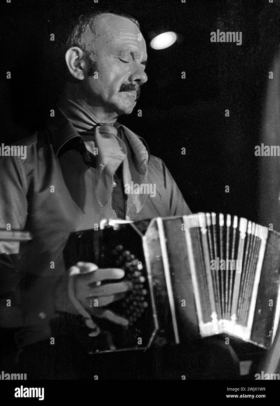 Der argentinische Bandoneonist und Tangokomponist Astor Piazzolla während eines Auftritts in Buenos Aires, Stockfoto
