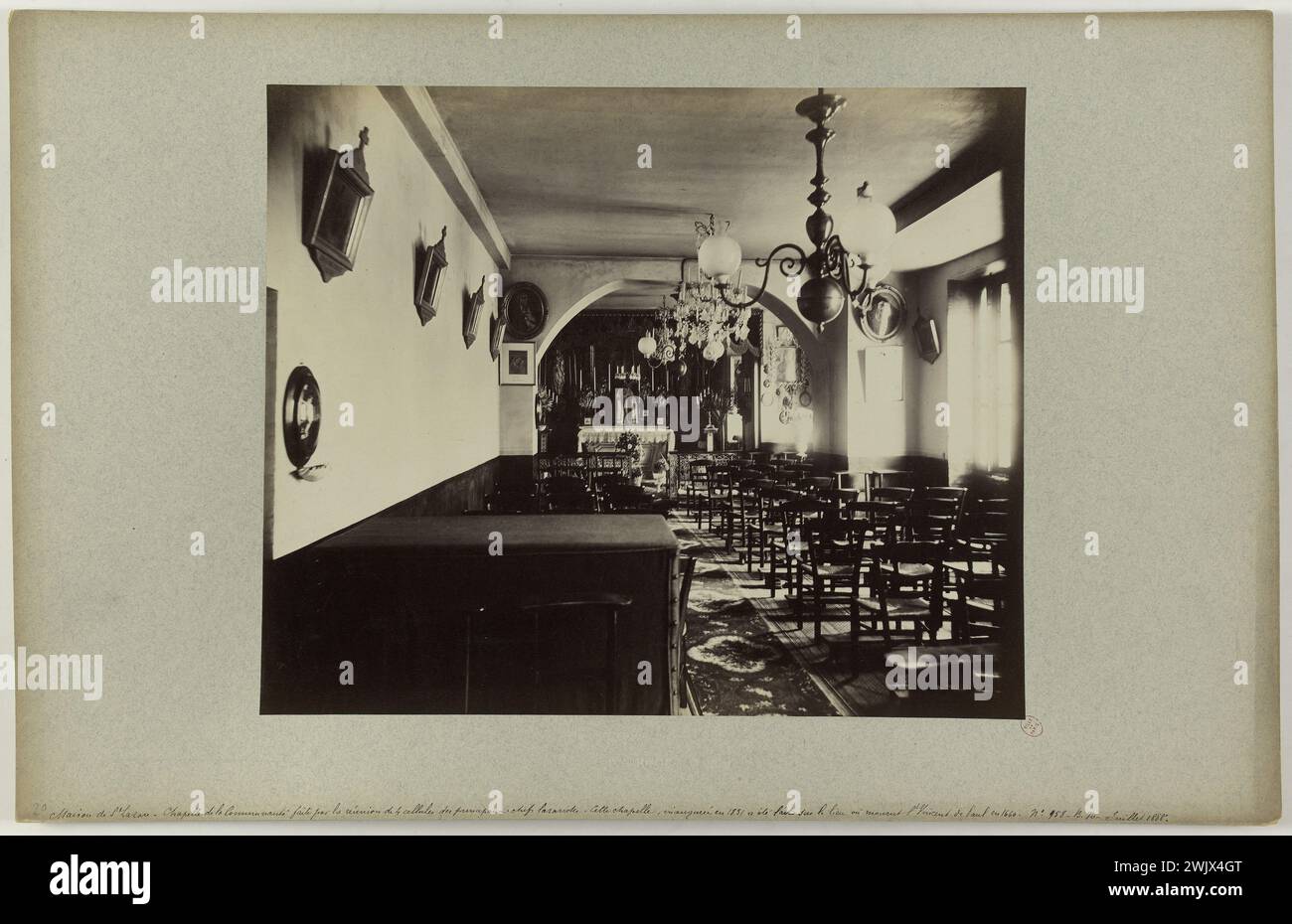Emonts oder Emonds, Pierre. Haus von St. Lazare. Kapelle der Gemeinde durch das Treffen von 4 Zellen der wichtigsten Lazaristen. Diese 1851 eingeweihte Kapelle wurde an der Stelle errichtet, an der der hl. Vincent de Paul 1660 starb. "Kapelle der Gemeinde, die an dem Ort errichtet wurde, an dem Saint-Vincent de Paul starb, Gefängnis von Saint-Lazare, 10. Arrondissement, Paris". Albuminpapier. 1888-1888. Paris, Carnavalet Museum. 144177-18 Stockfoto