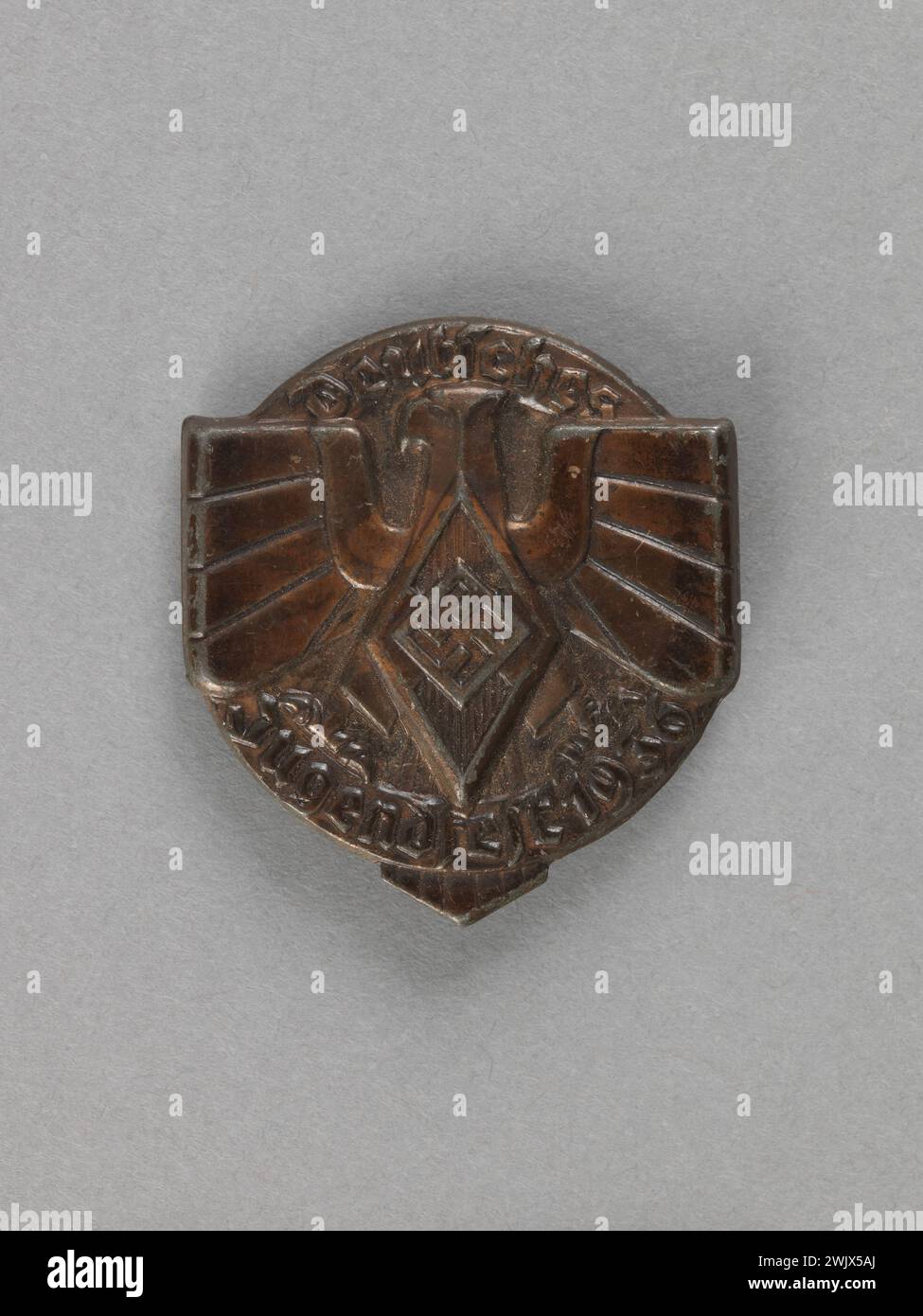 Anonym, Insigne des Hitlerjugendtags Deutsches Judentag 1936 (zugeschriebener Titel), 1936. Metall gestanzt und vereint. Museum der Befreiung von Paris - General Leclerc Museum - Jean Moulin Museum. Stockfoto