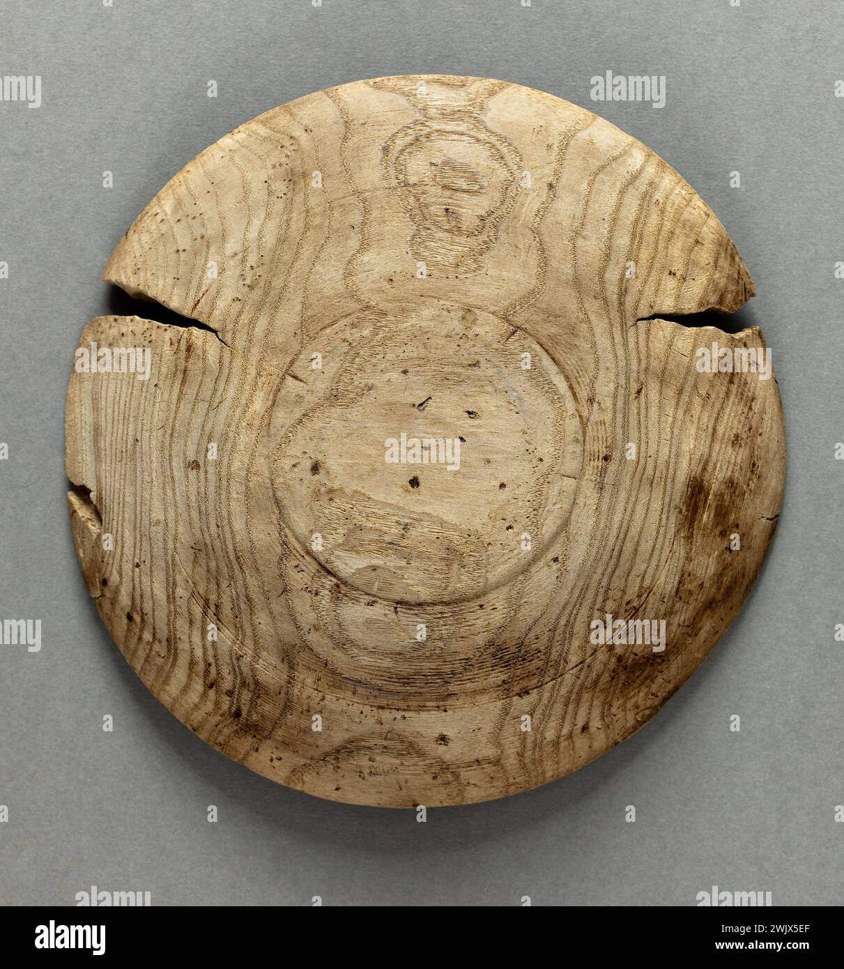 Holzgerichte, die bei Ausgrabungen in der Straße von Lutèce (Insel der Stadt) gefunden wurden. Große geschwärzte und geteilte Platte, von unten gesehen. Paris, Carnavalet Museum. 71124-19 Bois Stretch, darunter, ebre, Mittelalter, Split, ark-Ausgrabungen, große Platte, zitiert, geschwärzt, Container, rue lutece, Geschirr Stockfoto