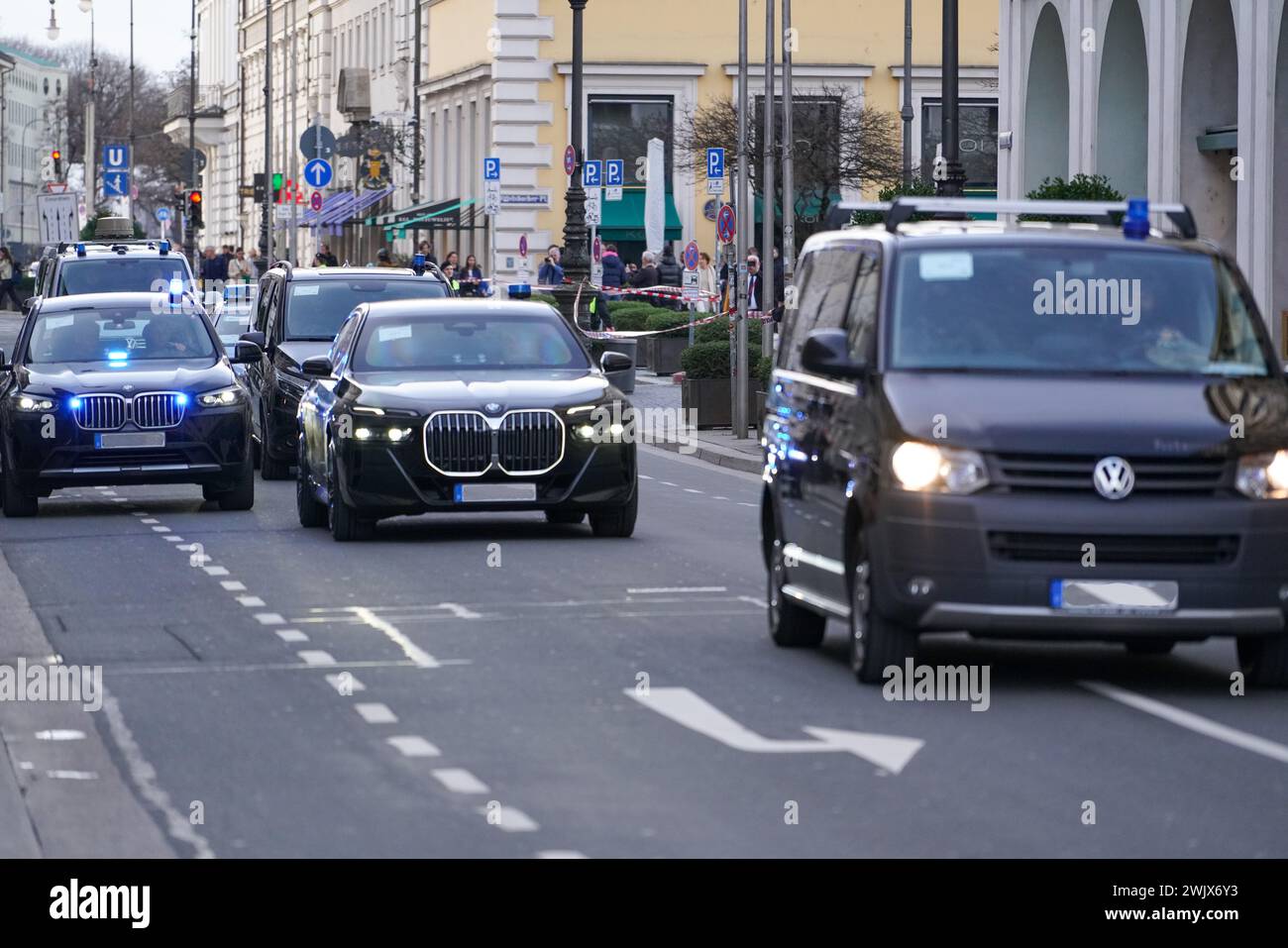 Polizeiwagen führen einen Politiker der Münchner Sicherheitskonferenz am Odeonsplatz vorbei. Stockfoto