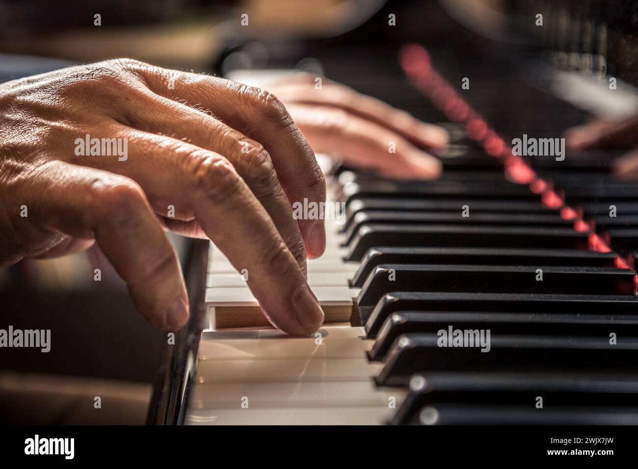Nahaufnahme von Händen Klavier spielen Stockfoto