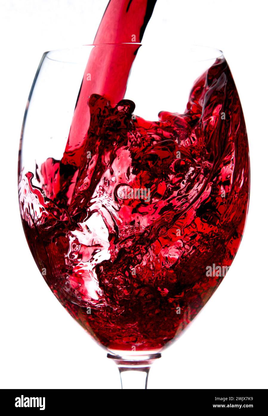 Rotwein wird in ein Weinglas gegossen Stockfoto