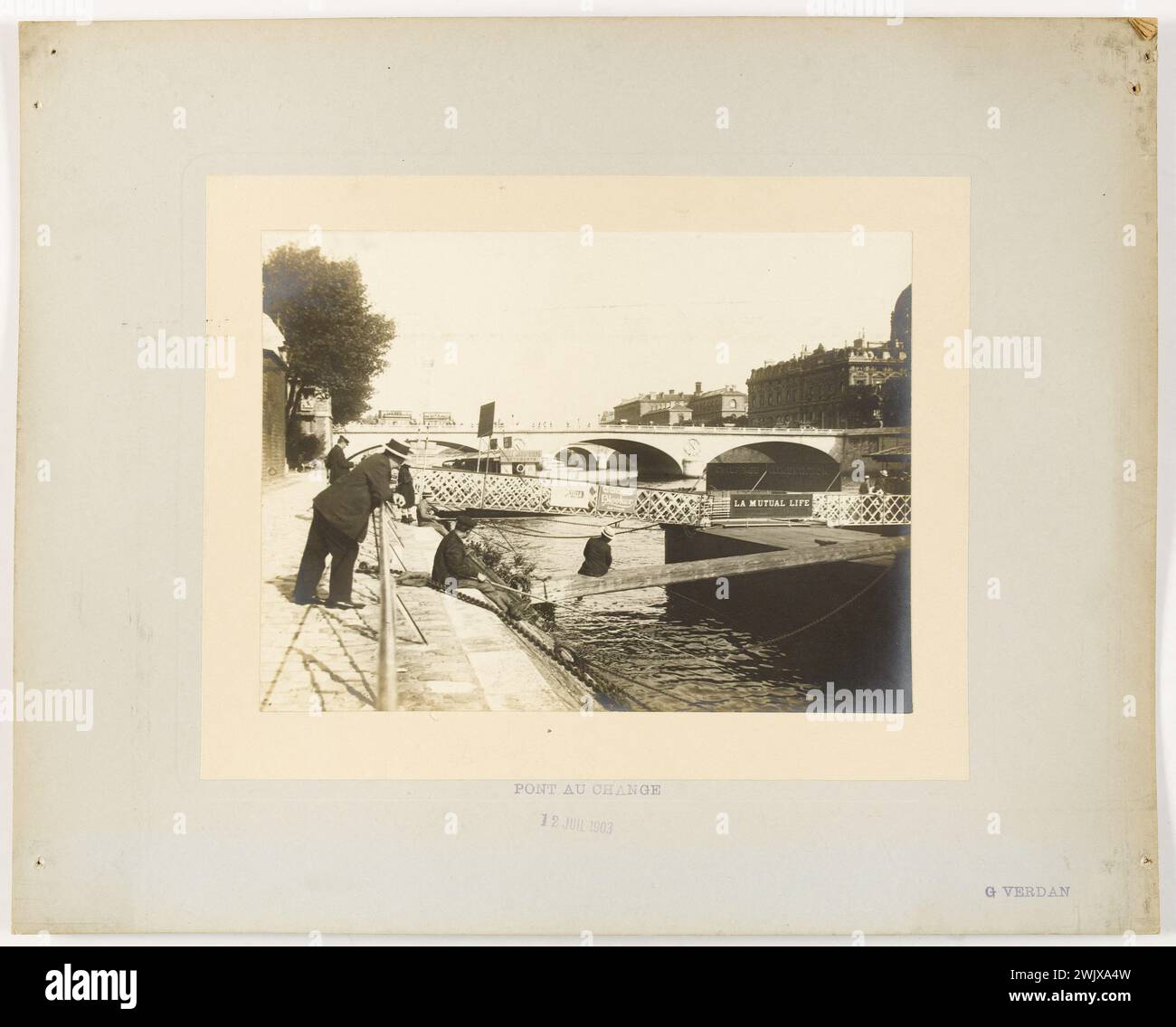 Zu ändernde Schriftart. "Mann auf einer Balustrade in der Nähe des Pont au Change, 1. Arrondissement, Paris". Foto von G. Verdan. Gelatino-Silberbromid-Entnahme. Juli 1903. Paris, Carnavalet Museum. 123090-26 Stockfoto
